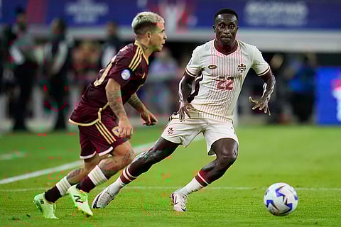 Yeferson Soteldo and Richard Laryea vie for the ball
